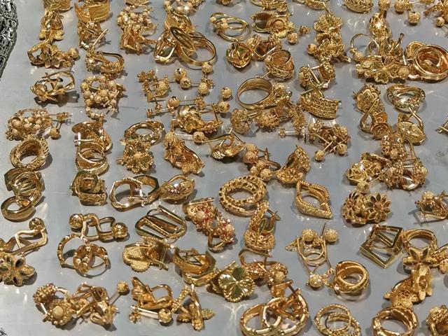 游客行李隐匿金银制品三千余件，海关当场查获